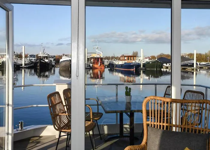 House Boat Ibiza ספינת מלון